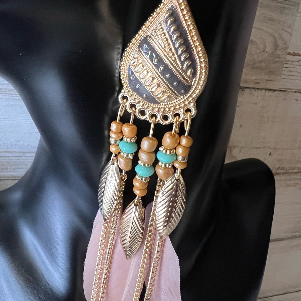 NWT soft pink boho feather earrings. - Picture 4 of 5